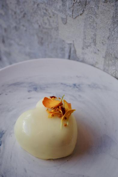 Voici notre pâtisserie de Saint-Valentin : le Mathieu. Son croustillant sésame noir, son confit et sa ganache bergamote, et enfin sa chantilly au thé au jasmin se partagent amoureusement à deux. 🩷 

#saintvalentin #pâtisserie #amour #sésamenoir #bergamote #jasmin #artculinaire #paris #paris18 #photo #art