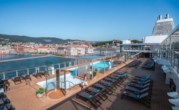 vue sur Trieste depuis le pont piscine d'un navire