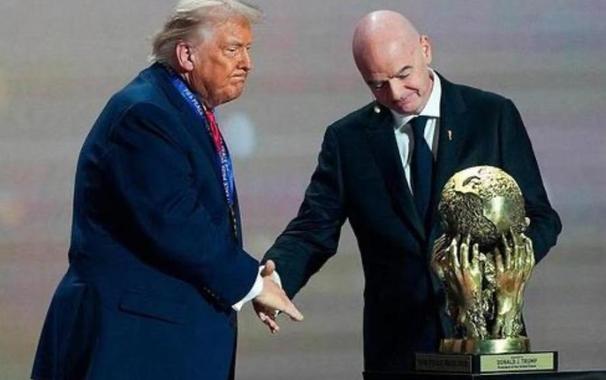 The worlds greatest pedophile and mediocre fascist dictator getting a gold award from FIFA