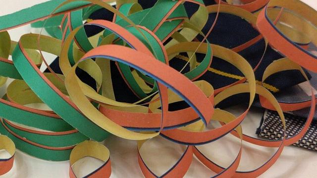 Nahaufnahme von Luftschlangen auf einem Tisch.