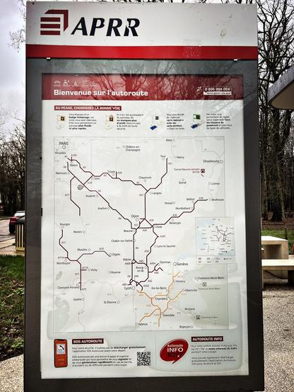 Panneau un peu froid et technoïde des autoroutes du réseau de l’APRR épuré avec peu d’information et des lignes droites