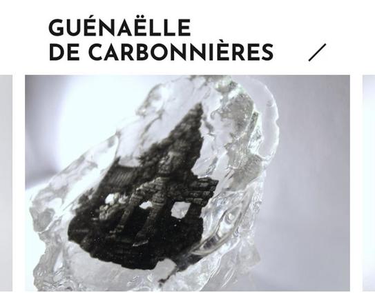 Capture d’écran qui montre, en haut, le nom de l’artiste en noir sur fond blanc et en bas, un de ses objets photographiques : une sorte de roche sur laquelle est visible une photo noir et blanc d’un Bouddha.