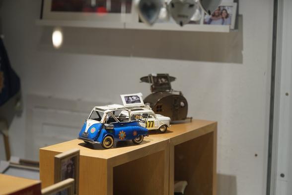 Mehrere Modellautos im Schaufenster eines Fotogeschäftes