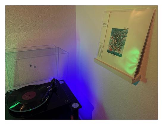 Auf einem schwarzen Plattenspieler läuft eine schwarze Schallplatte. Rechts an der Wand ist ein kleines weißes Regalbrett, darauf steht das Cover. Weiß, in der Mitte ist ein gemaltes Bild eines Baumes, an dem Muscheln hängen. Oben steht Talk Talk, darunter Spirit of Eden. 
Links ist ein weißer Pappstreifen, darauf steht
HALF-SPEED MASTER
This record was cut on an extensively modified Neumann VMS.80 consisting of an improved SX74 cutterhead with ceramic feedback coils and new magnelics, and an upgraded pitch control system. Making use of custom made current amplifiers with transistors built to our specification, paired with voltage amplifiers from Crispin Murray. Fed by new filtering and correcion circuilty created by James Kedwards.