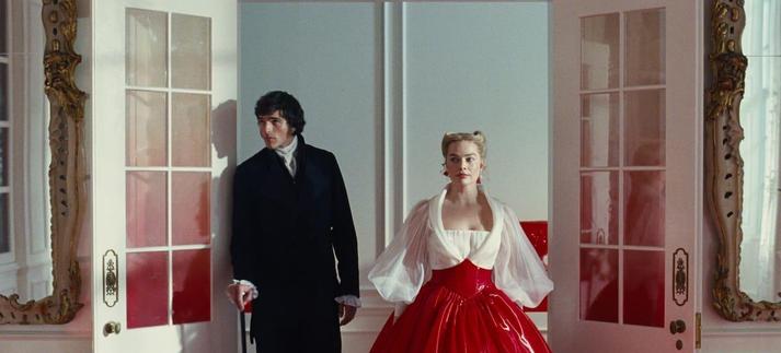 Jacob Elordi y Margot Robbie en 'Cumbres Borrascosas'. / Warner / Warner