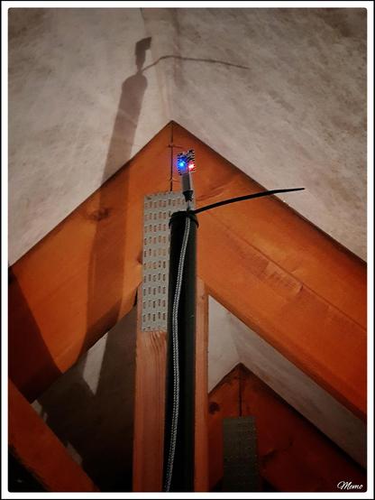 Bildbeschreibung: 
Der ESP32-C3 Mini, provisorisch an einem Teleskop-Stativ befestigt, kurz unter dem Dachbodengiebel.