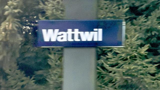 Das Schild für den Bahnhof Wattwil ist zu sehen. 

Mit diesem ergibt sich folgendes: "Wattwil man hier?"