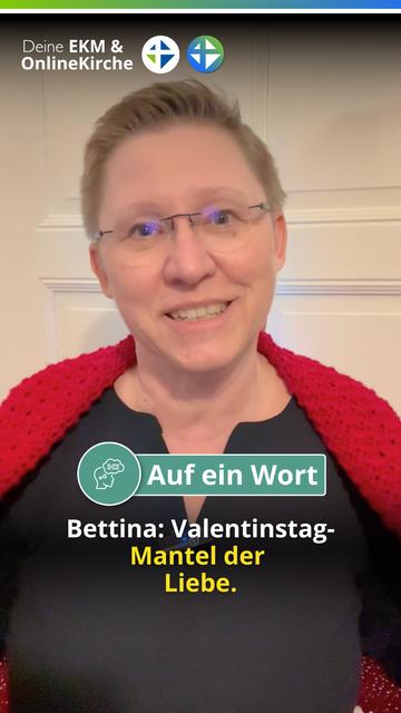 Betina lächelt freundlich in die Kamera. Sie trägt ein schwarzes Oberteil und ein auffälliges, rot gehäkeltes Tuch über den Schultern. Der Hintergrund besteht aus einer weißen, klassisch kassettenverzierten Tür. Am oberen Rand sind die Logos der EKM und OnlineKirche platziert. Im unteren Drittel überlagern grafische Boxen und ein Textzitat das Bild.
Bildinhalt (Text):
• Oben links: Deine EKM & OnlineKirche.
• Logos: Logo der Evangelischen Kirche in Mitteldeutschland (EKM) und der OnlineKirche.
• Grafik-Element: "Auf ein Wort" mit einem Icon (Kopf mit Sprechblase).
• Zitat: Bettina: Valentinstag - Mantel der Liebe.