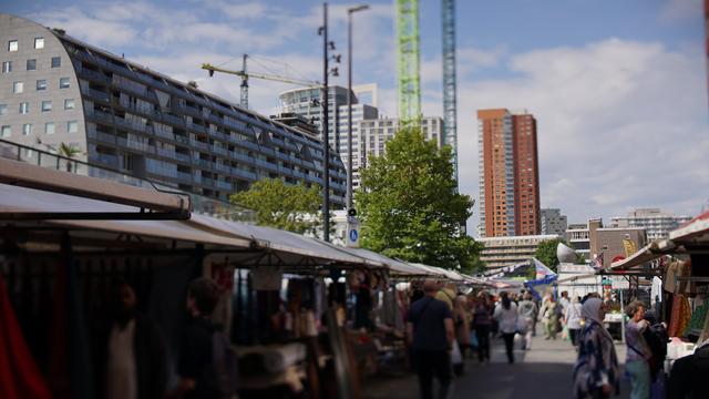 Marktstände, Halle im Hintergrund, Passanten per tilt verschwommen gemacht