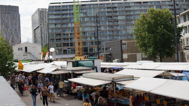 Seitenansicht der Markthalle, weitere Stände leicht von oben