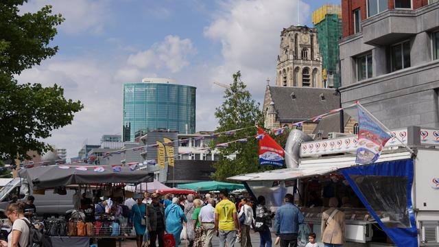 Mehr Gewimmel hinter der Kirche