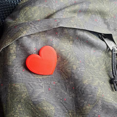 Badge en forme de cœur rouge