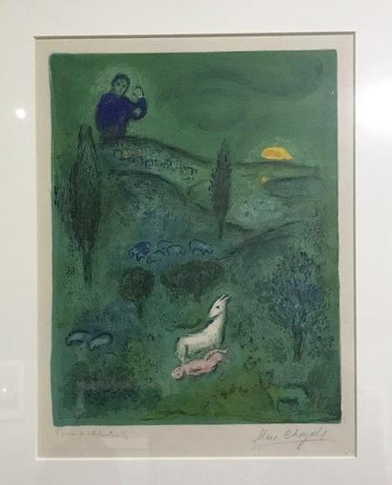 Lithographie "Découverte de Daphnis par Lamon"  Lamon en bleu en hauteur observe en contre bas une chèvre auprès d'un bébé au centre d'un décor de nature tout en vert.