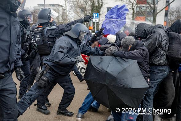 Tatsächlich setzte die Polizei am heutigen Tag sehr oft Schlagstöcke und Pfefferspray ein.