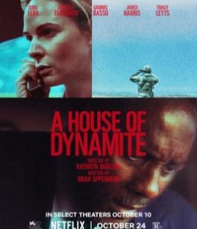 Netflix-elokuvan A House of Dynamite mainoskuva, joka jakautuu kolmeen lokeroon. Vasemmassa yläkuvassa nainen puhuu vakavan näköisenä puhelimeen. Oikeassa yläkuvassa sotilasasuinen henkilö katsoo kiikareilla horisonttiin. Alakuvassa huolestunut mieshenkilö katsoo alaspäin.