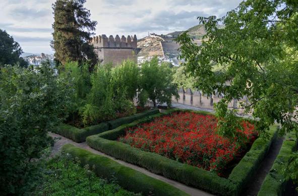 Parte esencial del conjunto de la Alhambra, el Generalife fue el lugar de descanso de los sultanes nazaríes. Aquí el agua lo es todo, ya que fluye en acequias, brota en surtidores y refresca los patios rodeados de arrayanes y flores. El Patio de la Acequia, con sus chorros cruzados y su equilibrio entre arquitectura y naturaleza, es uno de los ejemplos más refinados del jardín andalusí. (Getty Images)