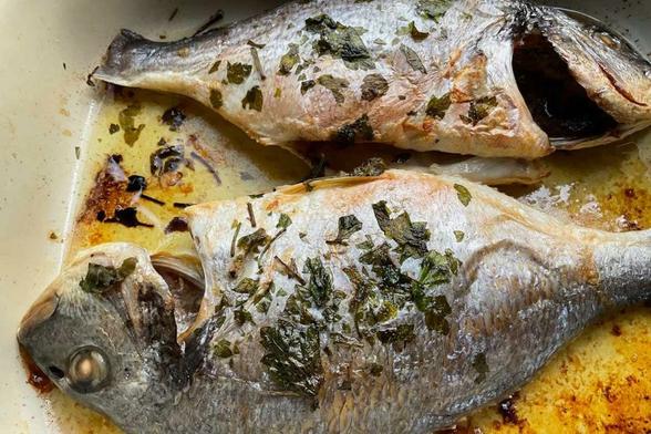 Dos besugos medianos asados en le horno, sin historias.