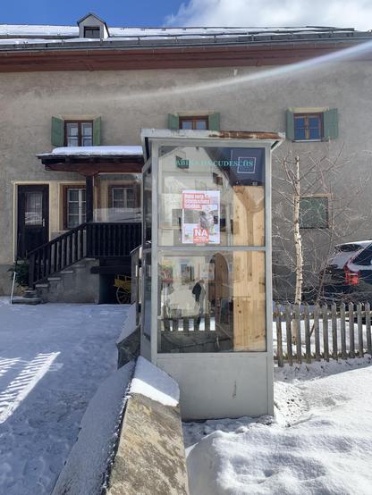 Die ehemalige Telefonkabine wurde zur Cabina da cudeschs umfunktioniert - „buna notg, infurmaziuns fidablas - Na a l‘iniziativa cunter la SRG SSR“ - keine Übersetzung notwendig für hoffentlich die meisten Unterländer