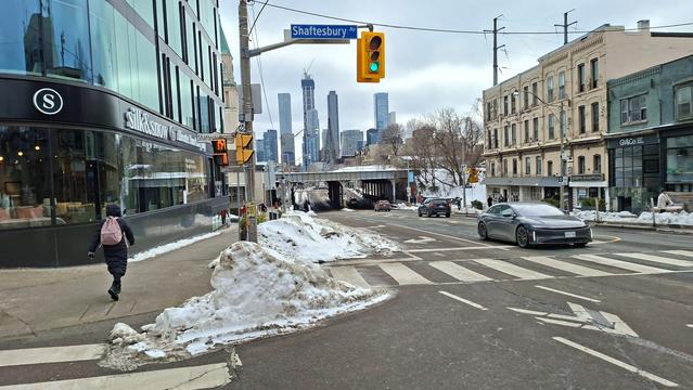 Yonge Street looking south from Shaftesbury Avenue