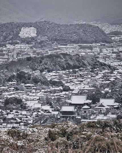 雪が積もった京都の街