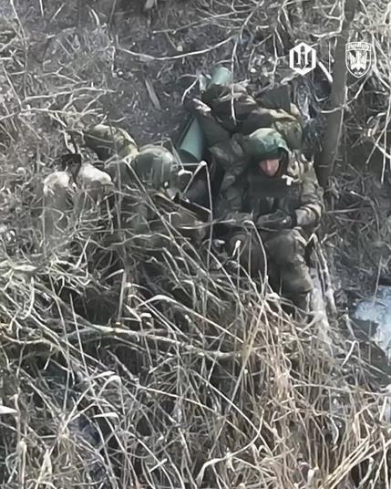 2人のロシア兵が煙草休憩のために立ち止まるが、マジャール鳥類のドローンによって中断される