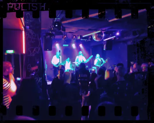 ÄHHMM, leider keine Ahnung welche Band das ist.