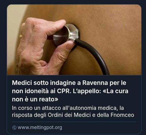 Screenshot che mostra un articolo con immagine di una mano anziana che tiene uno stetoscopio appoggiato sulla pelle di una persona. Il titolo dell'articolo recita: "Medici sotto indagine a Ravenna per le non idoneità ai CPR. L’appello: «La cura non è un reato»". Il sottotitolo parla di un attacco all'autonomia medica e della risposta degli Ordini dei Medici e della Fnomceo.