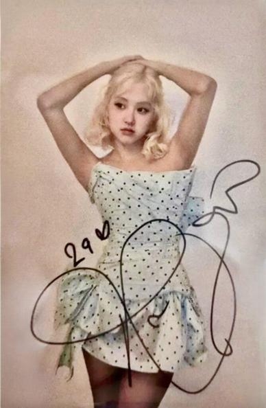 ROSÉ’s 29th Birthday Scavenger Hunt Signed Photocard