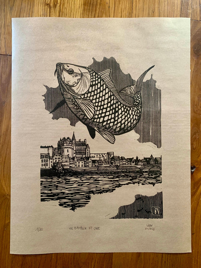 Estampe en noir sur papier brun clair montrant une vue de la ville d'Amboise depuis la Loire. Les maisons et le château se reflètent sur le fleuve.
Au premier plan, une grosse carpe semble en suspension en l'air devant un ciel nuageux
