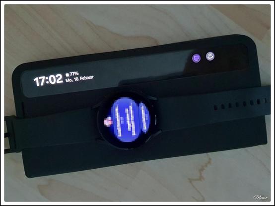 Bildbeschreibung: 
Ein Samsung Galaxy S21 Ultra und eine Galaxy Watch liegen auf einem Tisch.