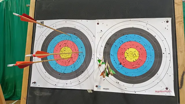 Wir sehen eine Bogensport Zielscheibe mit zwei Ringauflagen.
Meine Pfeile stecken in der rechten Scheibe mit einer engen Gruppe, nur eben auch weit ab vom Mittelpunkt