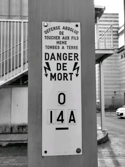 Schild das in französischer Sprache vor einer Lebensgefahr warnt. (Hochspannung)

"Danger de Mort“