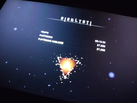 Foto mezza inclinata allo schermo della console a fine partita, con i risultati detti