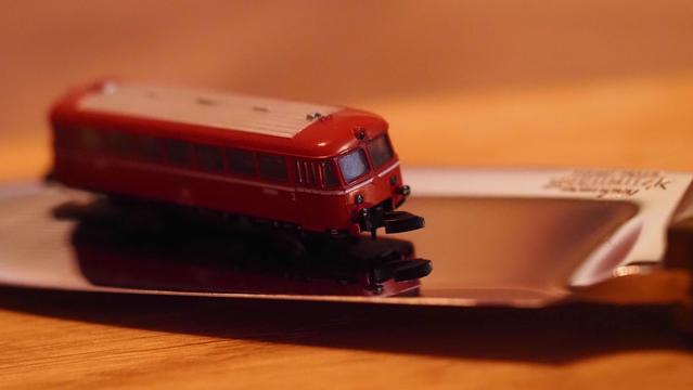 Auf der Klinge des Messers steht ein kleiner roter Schienenbus