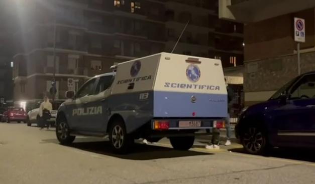 Un uomo trovato morto in strada a Torino, ferito al collo: si indaga per omicidio

Trovato un uomo in una pozza di sangue su un marciapiede in via San Marino 133, nel quartiere Santa Rita di Torino

Fonte: QuotidianoPiemontese