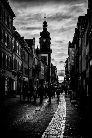 Blick in die Fußgängerzone in Heidelberg. Schwarzweißfoto von Frank Schindelbeck Fotografie.