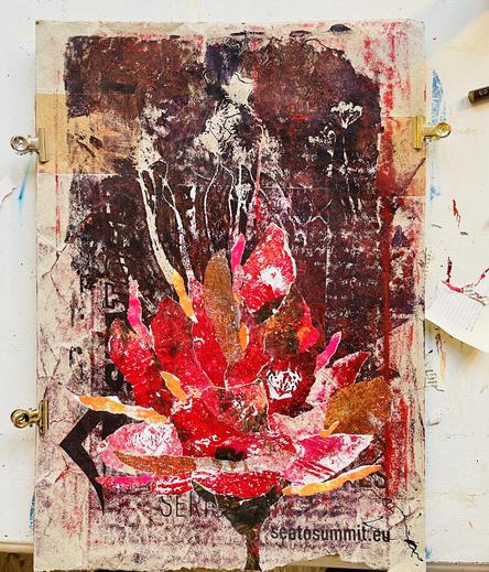 Collage van snippers papier van mono-prints. Opgeplakt in de vorm van een bloem op een grote oude envelope waar en mislukte print van een bloem op te zien is.