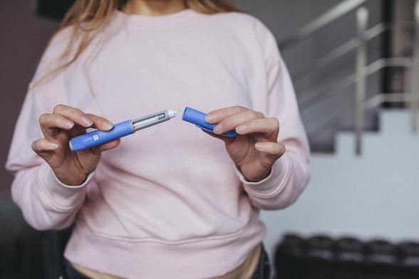 Una mujer con una pluma de Ozempic (Getty Images)