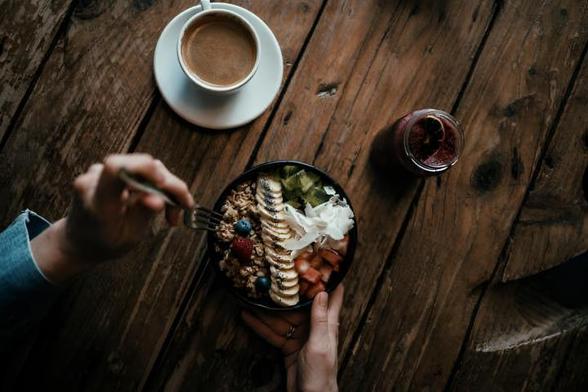 Comer algo ligero, generalmente a media tarde. Es un verbo que designa una costumbre horaria y social. Su aproximación anglosajona sería “to snack”, pero pierde la carga cultural de la merienda como acto social. (Getty Images)