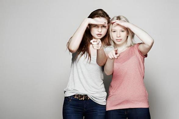 Persona que comparte tu mismo nombre. En inglés “namesake” se acerca, pero puede implicar ser nombrado en honor a otro (named after). Lo cierto es que el uso coloquial y festejante de “¡tocayo!” no tiene un paralelo exacto de una sola palabra. (Getty Images)