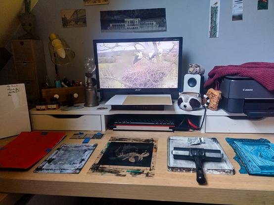 Mon bureau avec mon ordi, ma déco et tout mon matériel pour faire des impressions lino.