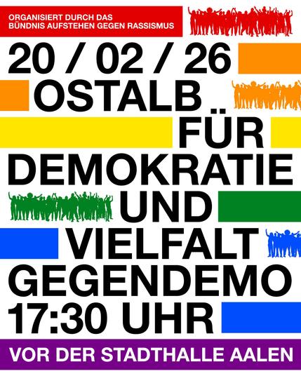 Das Bild ist ein Veranstaltungsplakat, das zu einer Gegendemonstration in Aalen aufruft.

Das Plakat zeigt in verschiedenen Farben Silhouetten von Menschenmengen. Im oberen Bereich befindet sich ein roter Balken mit dem Text "ORGANISIERT DURCH DAS BÜNDNIS AUFSTEHEN GEGEN RASSISMUS". Darunter folgt das Datum "20/02/26" in großer schwarzer Schrift, gefolgt vom Wort "OSTALB".
Der Text "FÜR DEMOKRATIE UND VIELFALT" ist in großen schwarzen Buchstaben dargestellt. Darunter steht "GEGENDEMO" ebenfalls in Schwarz und großer Schrift. Am unteren Rand des Plakats werden die Zeit "17:30 UHR" und der Ort "VOR DER STADTHALLE AALEN" in schwarzer Schrift auf einem violetten Hintergrund angegeben.