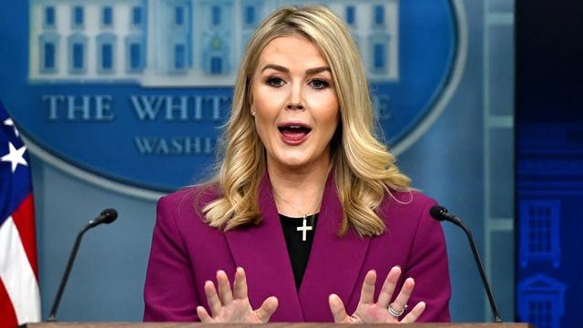 <p><img alt="Trump ameaça usar bases militares contra o Irã caso acordo nuclear falhe" src="https://i0.wp.com/agendadopoder.com.br/wp-content/uploads/2025/07/karoline-leavitt.webp?fit=1245%2C700&ssl=1" /></p>
<p>A porta-voz da Casa Branca, Karoline Leavitt, afirmou nesta quarta-feira (18) que os Estados Unidos possuem “vários argumentos” para justificar um ataque militar ao Irã. A declaração ocorre em meio ao impasse nas negociações para limitar o programa nuclear de Teerã.</p>



<p>Embora o governo iraniano defenda o caráter pacífico de suas atividades, Washington teme o desenvolvimento de armas nucleares. Durante a coletiva, Leavitt relembrou o bombardeio americano de junho de 2025, que destruiu instalações iranianas durante o conflito entre Irã e Israel.</p>



<p>“Há muitos motivos e argumentos que poderiam ser apresentados a favor de um ataque contra o Irã”, disse Leavitt. “O presidente está sempre pensando no que é do interesse dos EUA, das Forças Armadas e do povo americano.”</p>



<p>Apesar de Leavitt reforçar que a diplomacia ainda é a prioridade, o presidente Donald Trump elevou o tom em suas redes sociais. Trump afirmou que o Irã é um regime “altamente instável e perigoso” e que poderá utilizar bases militares para impedir qualquer ameaça.</p>