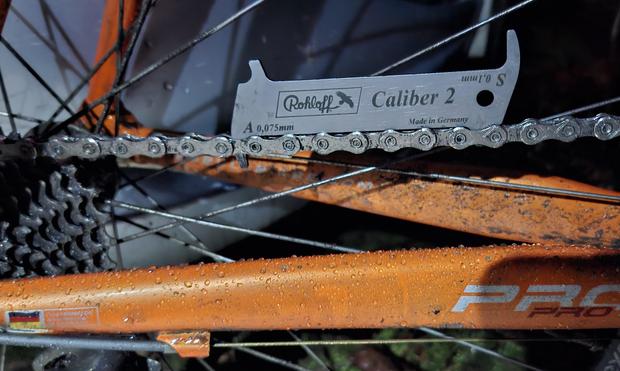 A Rohloff chain gauge indicating that a chain needs to be replaced.