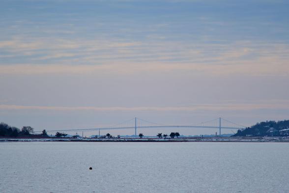 This shot is hard to appreciate, without being used to the fact that Newport is quite a way from Bristol … and that usually, the Pell Bridge is only visible at night, when its lights are on.
