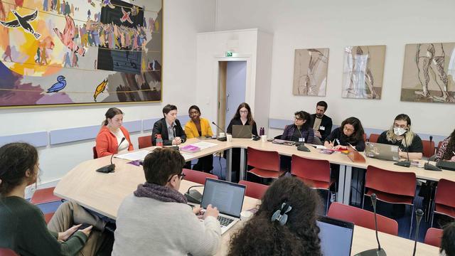 Autre photo montrant les personnes participantes, dont Lisa Carayon, Danièle Obono et Acceptess-T