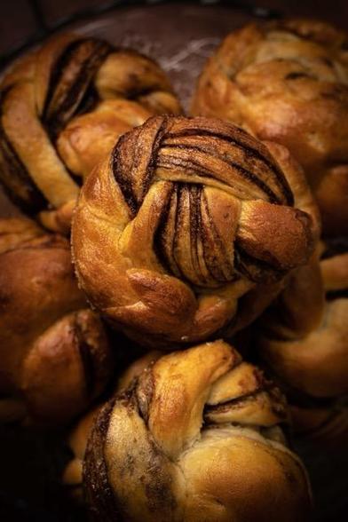 Nos roulés cannelle, faits maison, sont doux, moelleux et délicieux ! 😋 

#cannelle #pâtisserie #paris #paris18 #brioche #artculinaire #art #photo