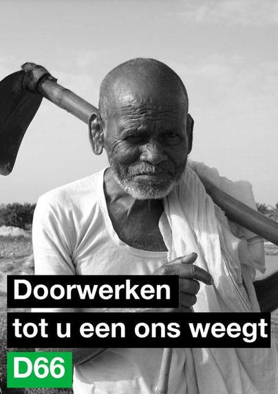 Een zwart-witfoto van een oude meneer met een landbouwwerktuig op zijn schouder, met daarbij de tekst 'Doorwerken tot u een ons weegt - D66'.