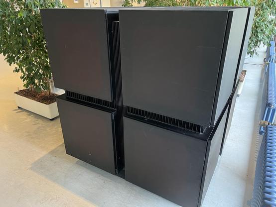 Blick auf eine Connection Machine schräg von der Seite. Sie besteht aus acht aneinandergesetzten schwarzen Würfeln.