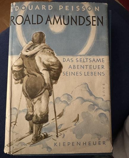 Buch Cover
Edouard Peisson, „Roald Amundsen, das seltsame Abenteuer seines Lebens“
Illustration eines Mannes auf Ski, der in die Ferne schaut